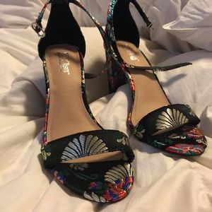 Brash size 8 silky embroidered heels